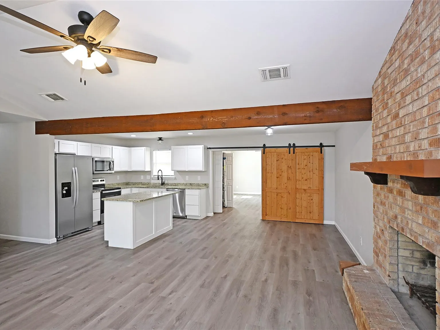 3 bed, 2.0 bath, 1464 sqft, $1,595 — Photo 4