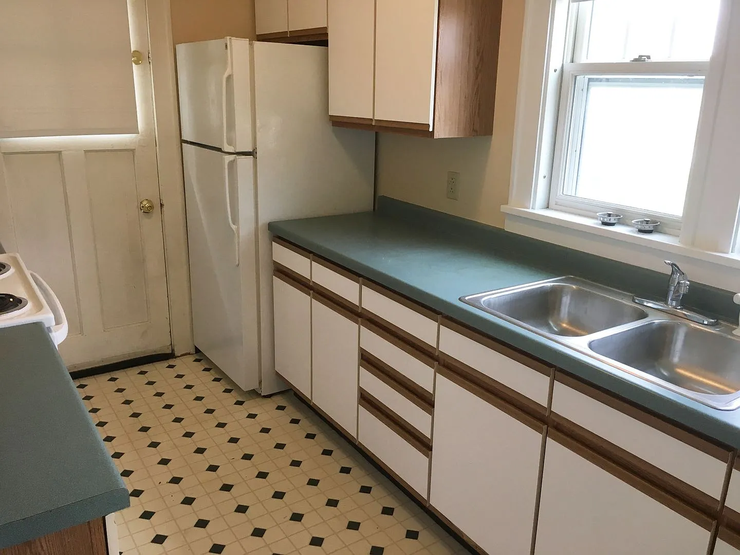 3 Bedroom Single Family Home w/ Hardwood Floors — Photo 2