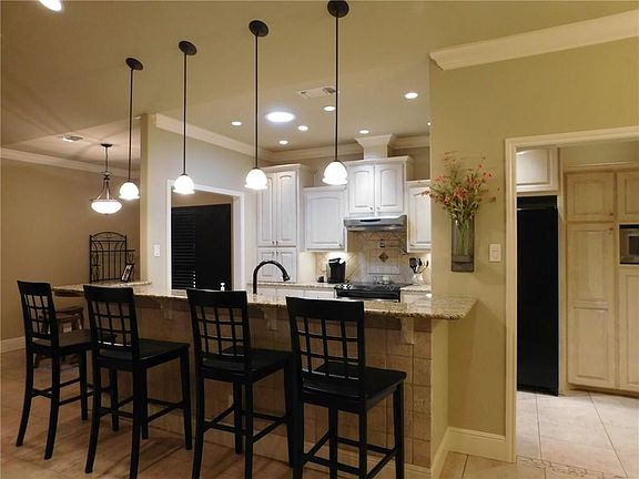 INFORMAL DINING AT THE BAR.