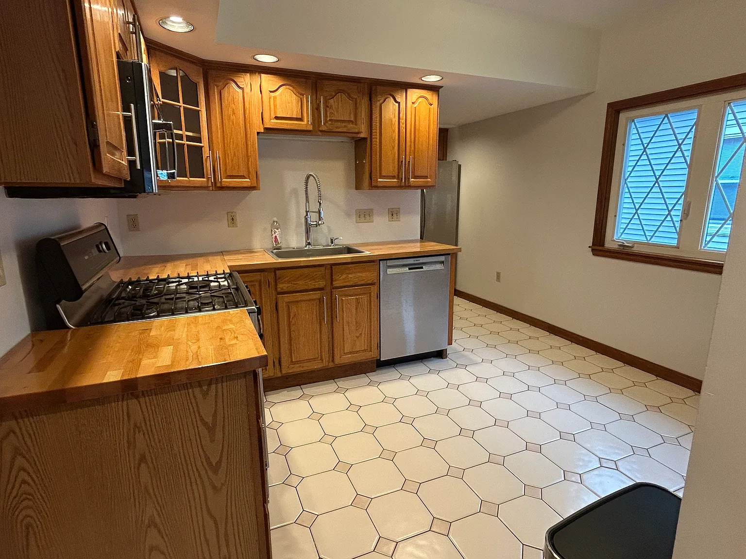 4 bed, 1800 sqft, $3,800 — Photo 2