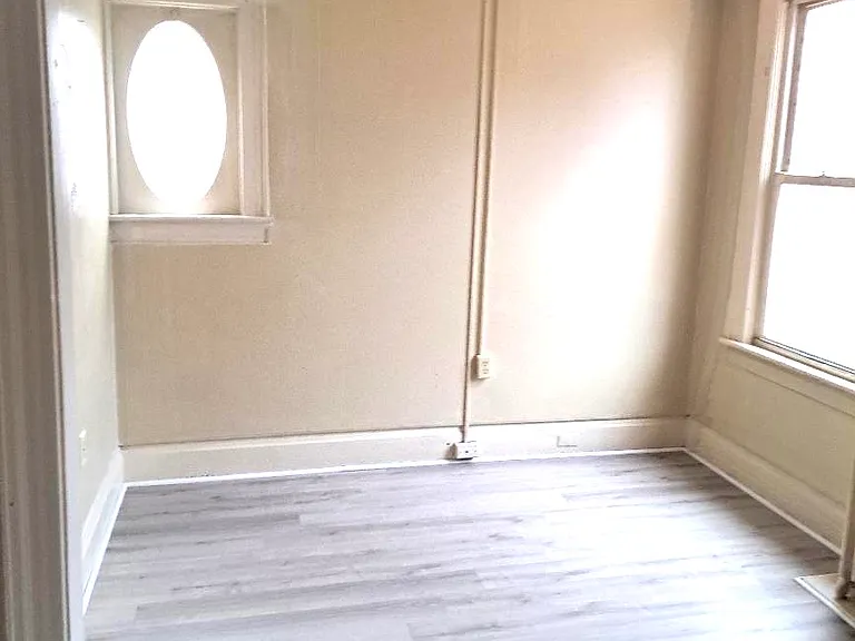 323-325 W Otterman St #2 — Photo 7