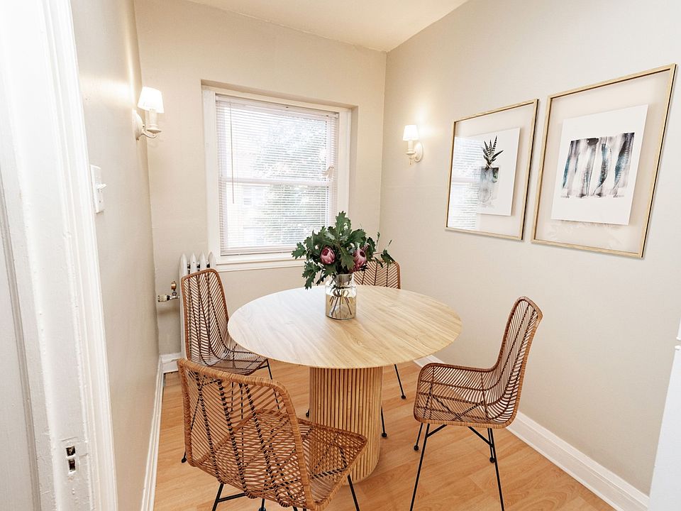 Step into elegance at Central Lakes of Uptown. This inviting dining area features a stylish round table and modern decor, perfect for gatherings or quiet meals. Elevate your living experience todayAaaschedule a tour to see for yourself!