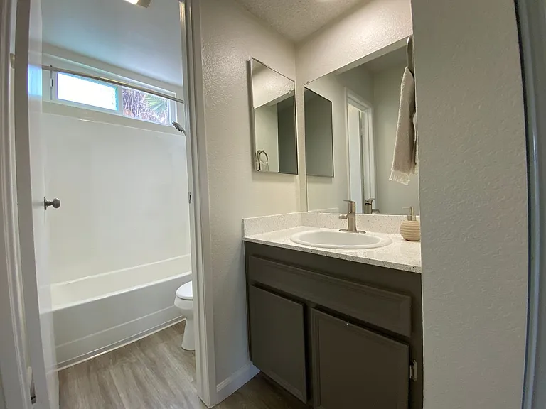 Cabana Apartments — Photo 14