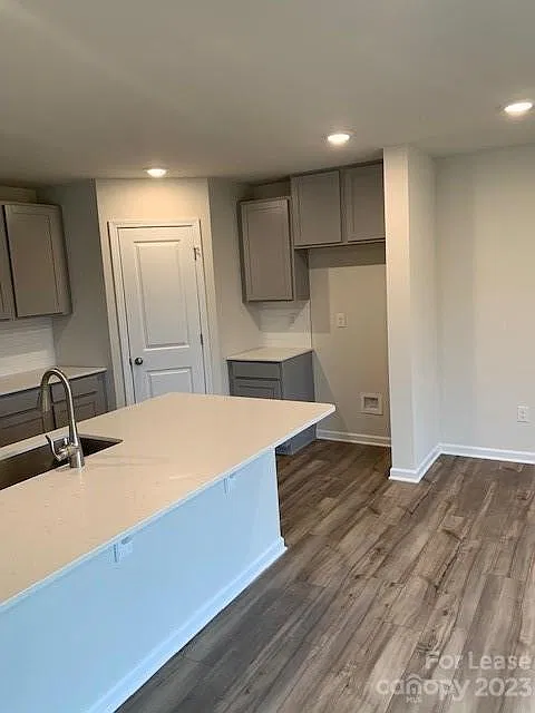 4 bed, 2.5 bath, 1956 sqft, $1,995 — Photo 3