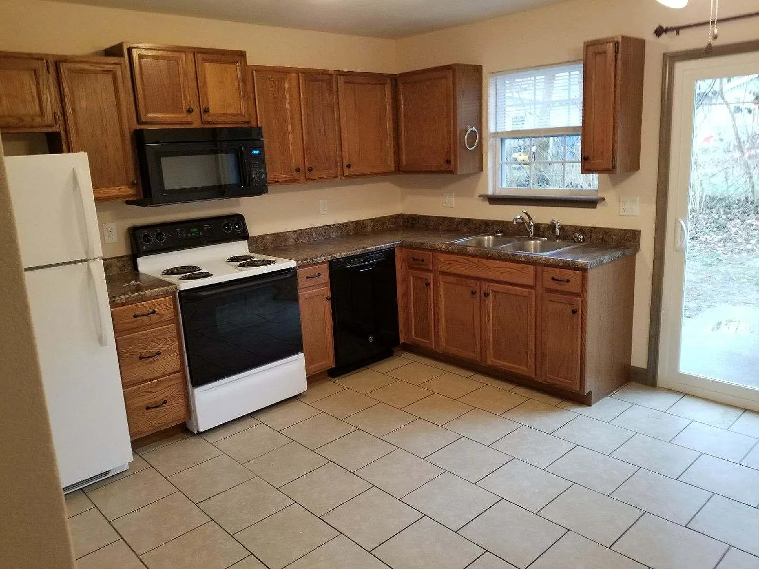 2 bed, 1000 sqft, $1,100 — Photo 4