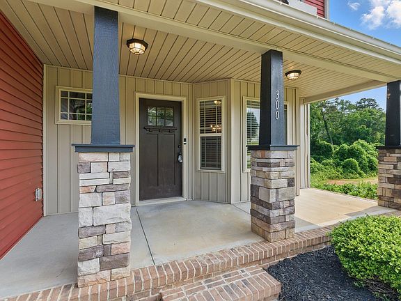 4th image of 300 Blue Heron Cir