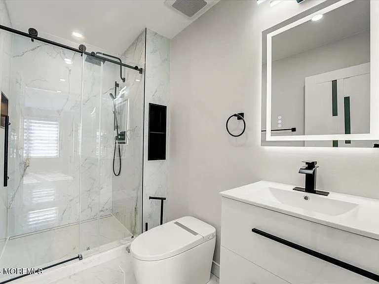 341 Danbury Ln — Photo 22