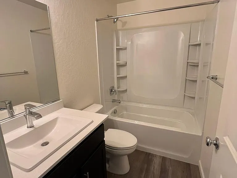 Bathroom 2 - view 1