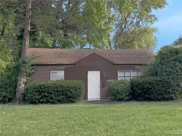 30 Rissant Dr, Florissant, MO 63031