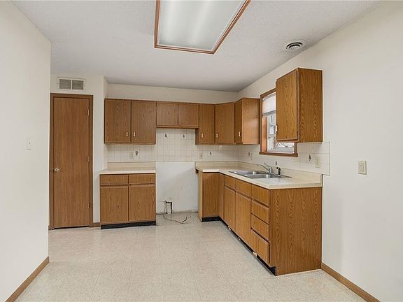 5th image of 105 W Price Ave