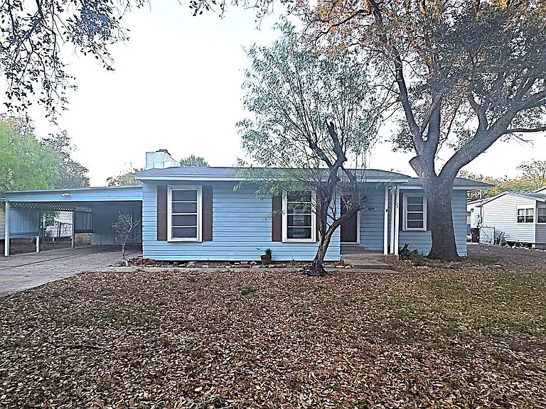 1204 W Lee Ave — Photo 1