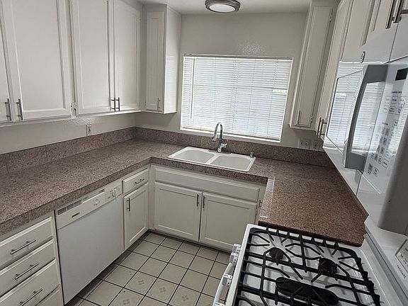 4th image of 2462 S Barrington Ave #1