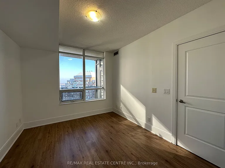 330 Burnhamthorpe Rd W #2208 — Photo 12