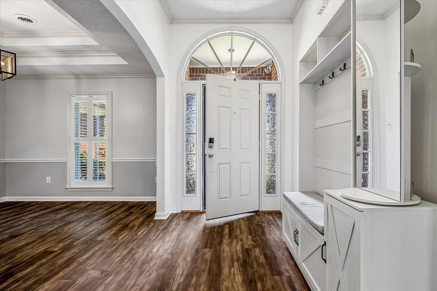 4 bed, 3.0 bath, 2364 sqft, $2,799 — Photo 4