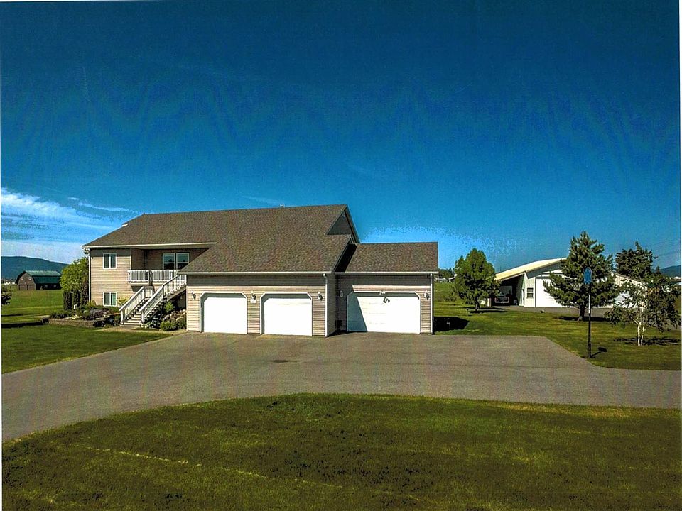 Upper unit, including double garage (right-most garage belon