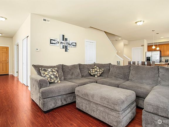 3rd image of 810 S 92nd Street