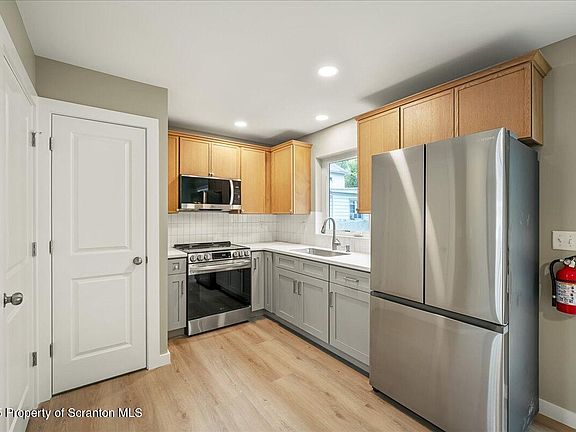 3rd image of 820-822 Delaware St