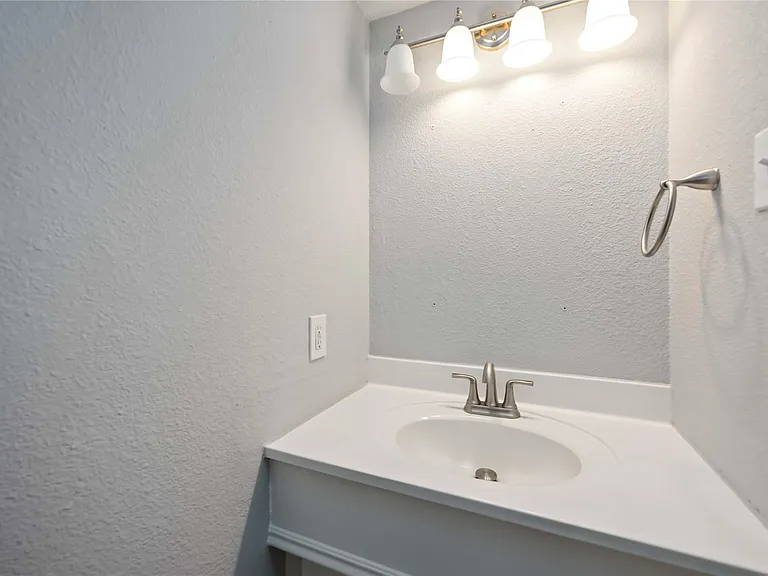 3823 Fernglade Dr — Photo 24