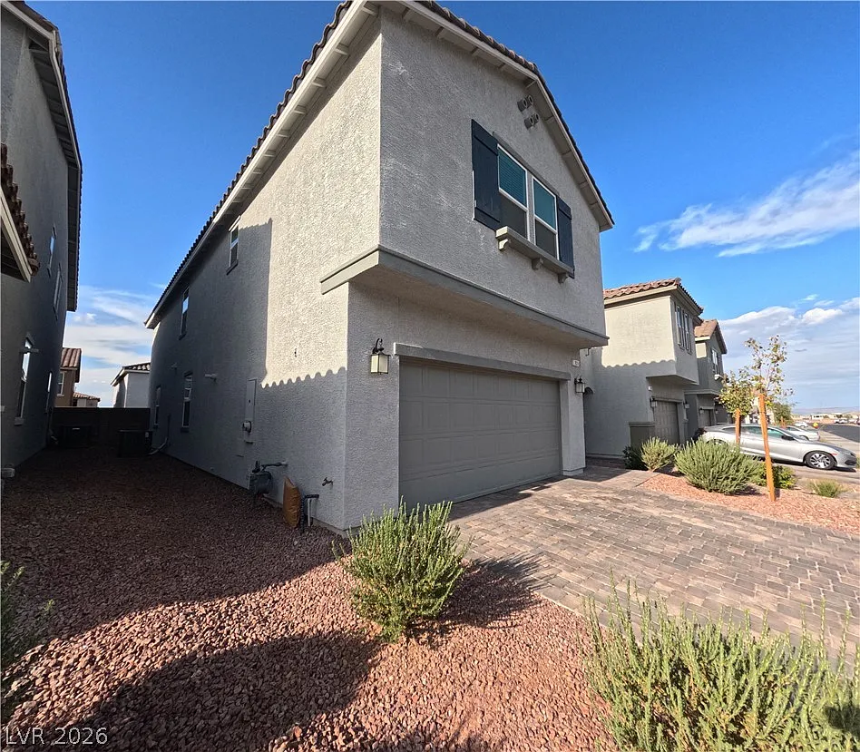 5 bed, 3.0 bath, 2475 sqft, $2,395 — Photo 2