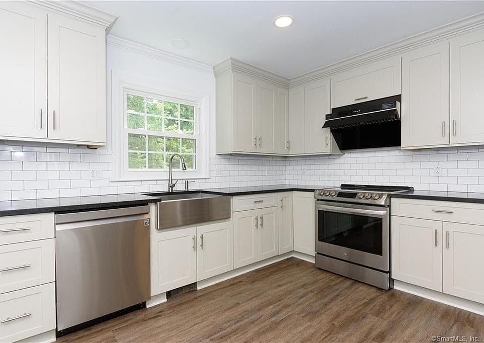 1st image of 7 Willowbrook Dr