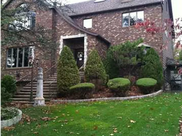 39 Manor Ct image 1 of 20