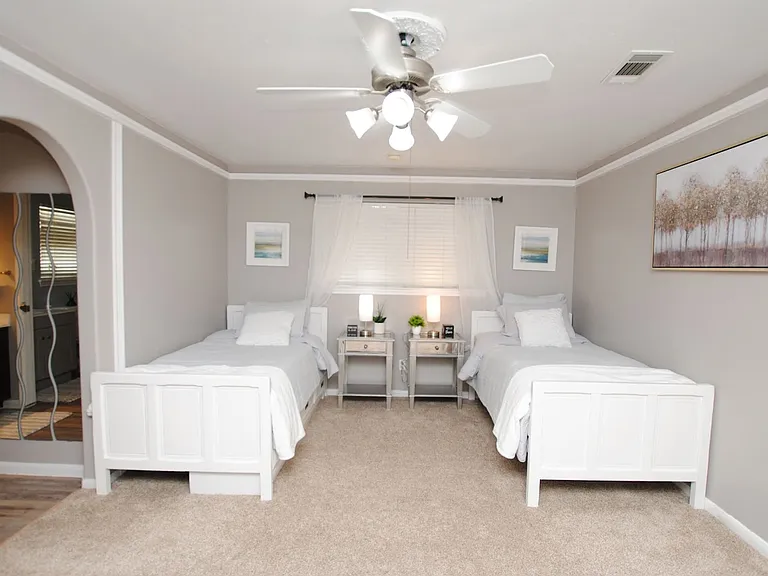719 Park Knoll Ln — Photo 10