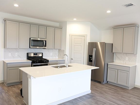 Gorgeous Spacious Kitchen