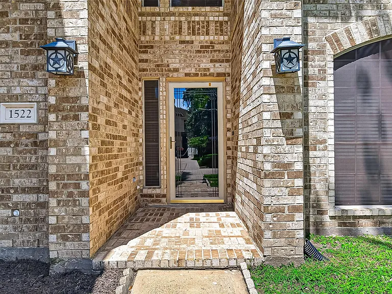 1522 Brook Grove Dr — Photo 2