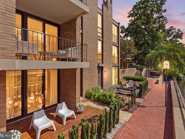 1676 Chimney House Rd, Reston, VA 20190