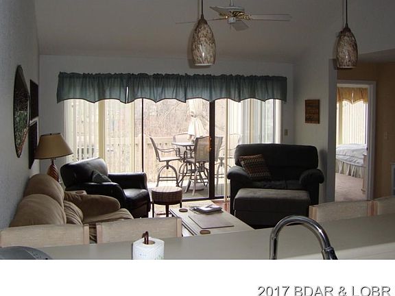 LR with vaulted ceiling