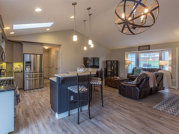 4th image of 906 E Country Hill Ct