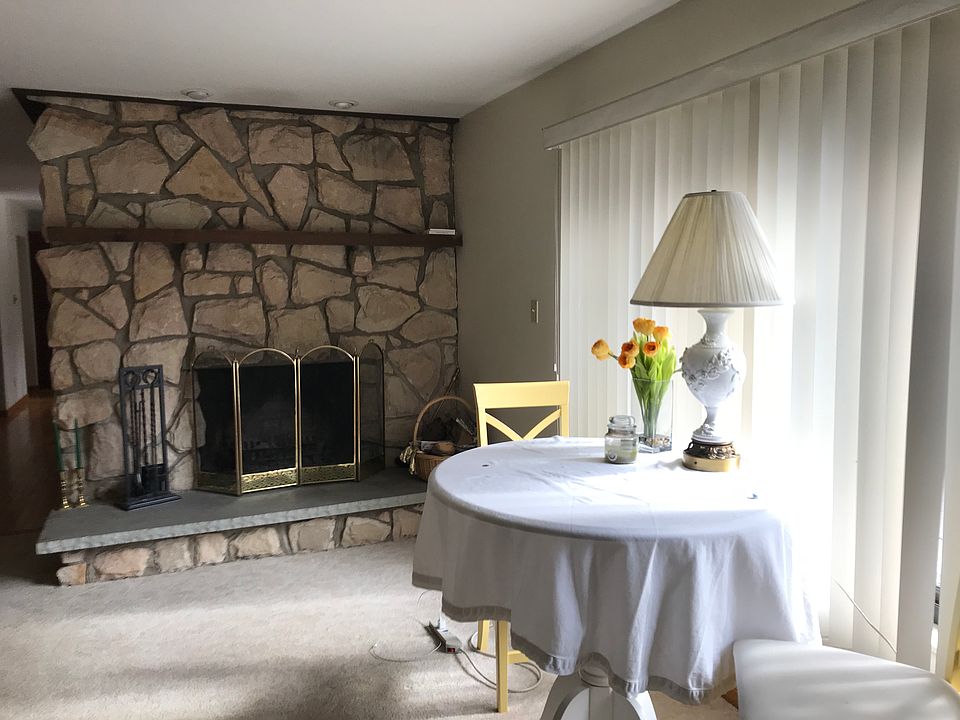 Living  room w/ fireplace