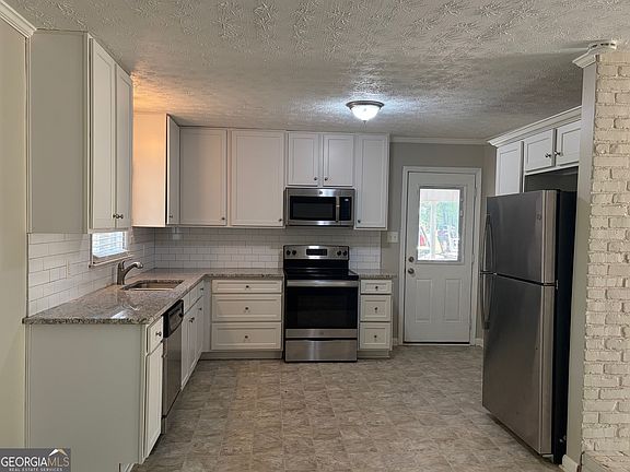 5th image of 35 Chimney Ridge Trl