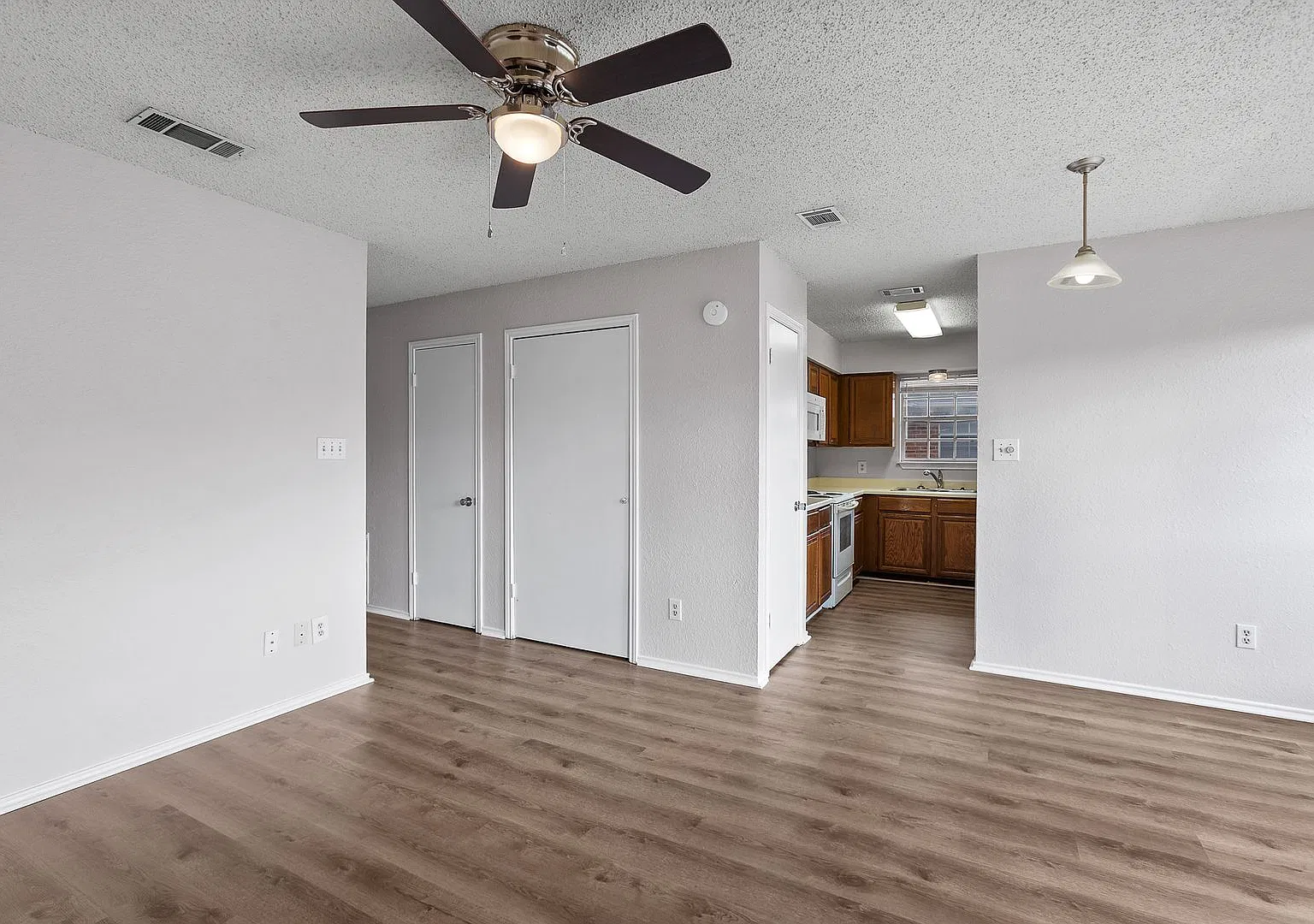 3 Bedroom/2 Bath Apartment - Washer/Dryer Included - 50% off First Month's rent! — Photo 3