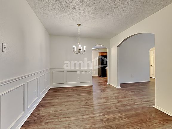 5th image of 405 Meadow St