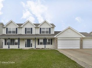 221 Acorn Dr, Poplar Grove, IL 61065