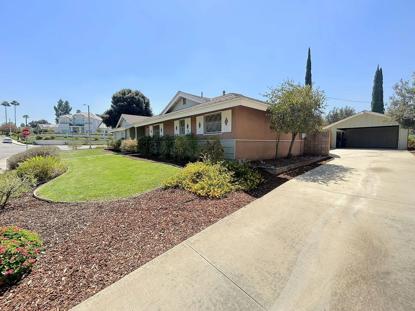 Beautiful 4-Bedroom Home on Sunset Dr in South Redlands! — Photo 3