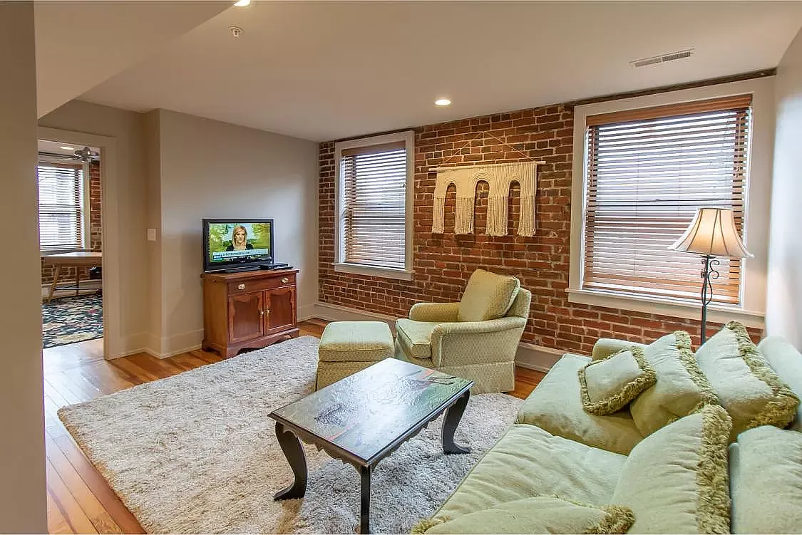 2 bed, 968 sqft, $2,200 — Photo 1