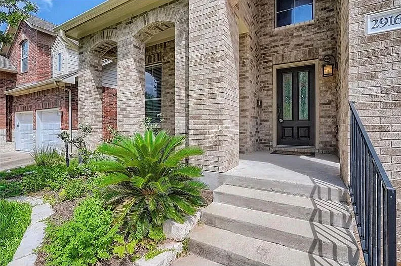 5 bed, 2.5 bath, 2801 sqft, $3,200 — Photo 2