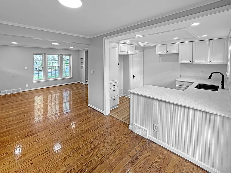3746 Brewster St — Photo 1