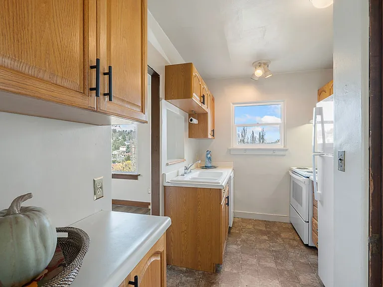 935 NE Maple St — Photo 9