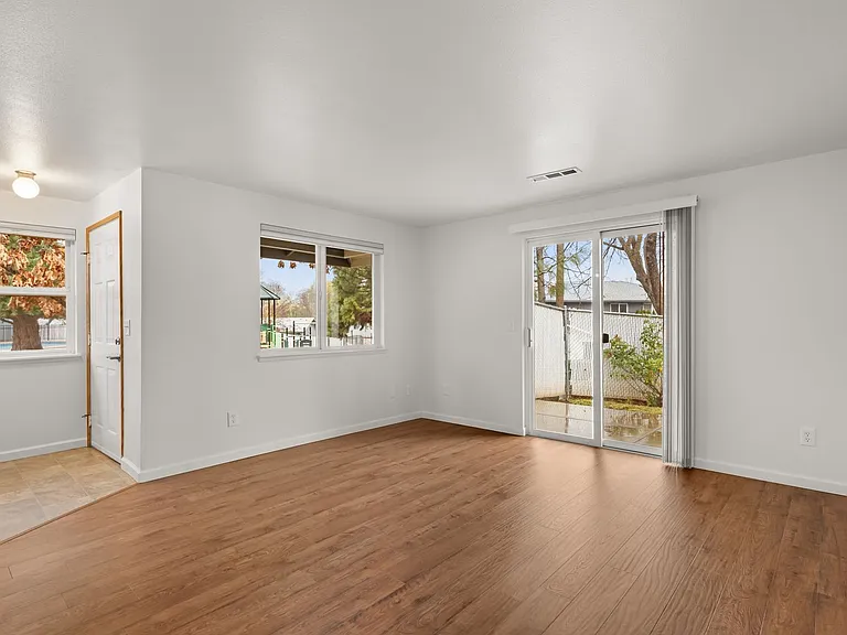 Talent Parkside Apartments — Photo 34