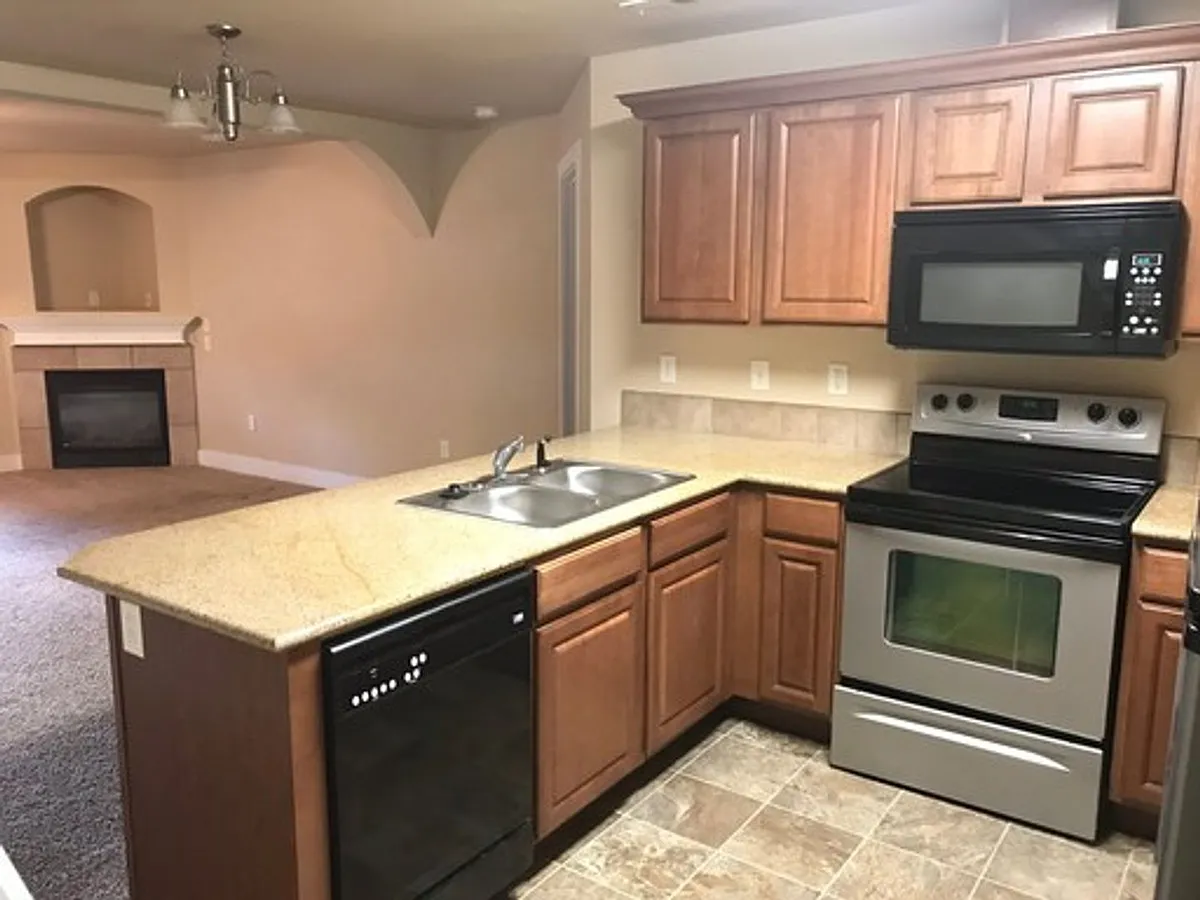 Building Photo - 9965 W Rosecroft Ct #104