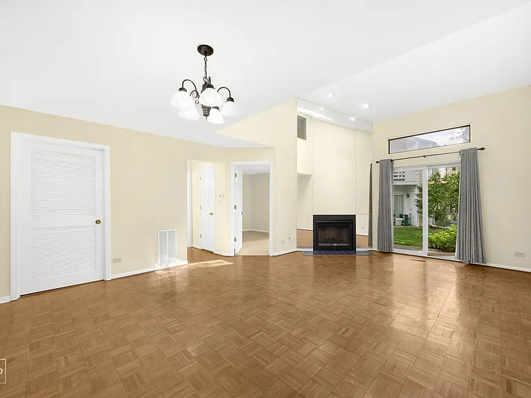1081 Courtland Dr — Photo 4
