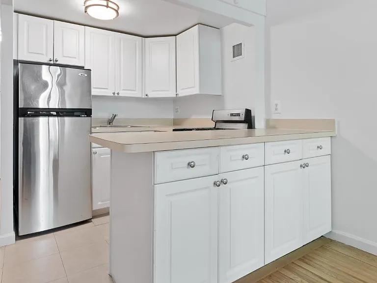 220 E 22nd St #4E — Photo 2