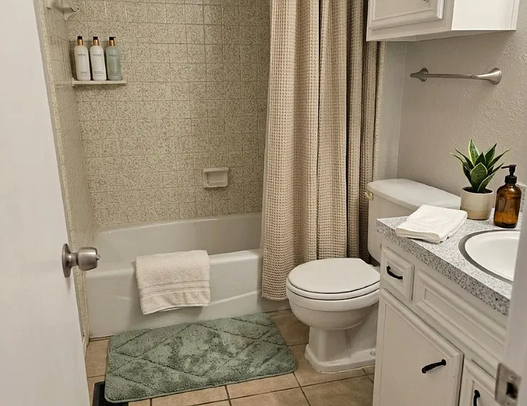 Hollywood Apartments — Photo 7