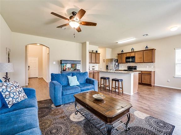 5th image of 1612 Meadow Creek Dr
