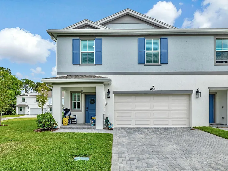 601 NE Waters Edge Ln — Photo 1