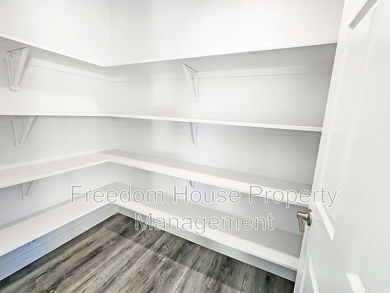 581 Valiant Ave — Photo 10