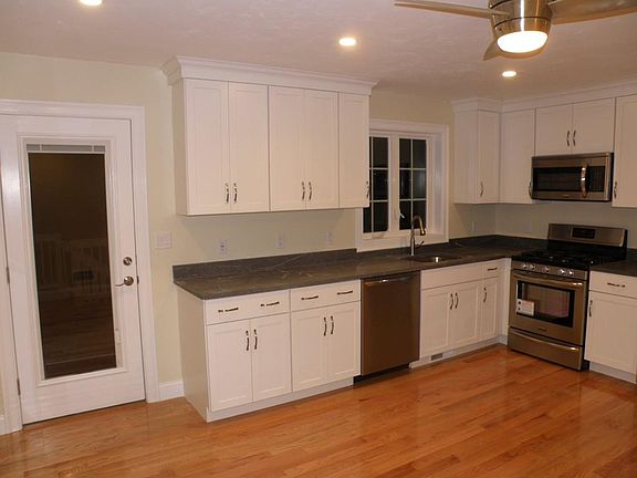 3rd image of 546 Adams St #3